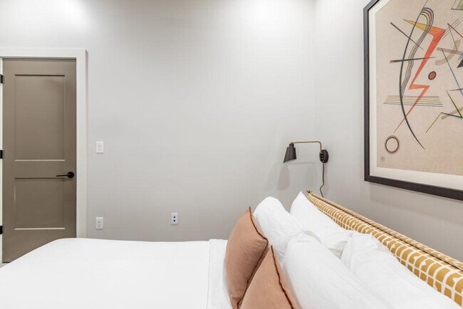 Building Photo - 315 Girod St