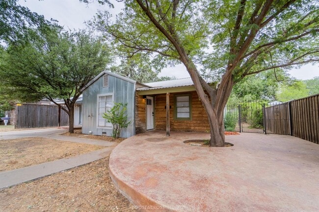 Building Photo - ADORABLE 3 bedroom!