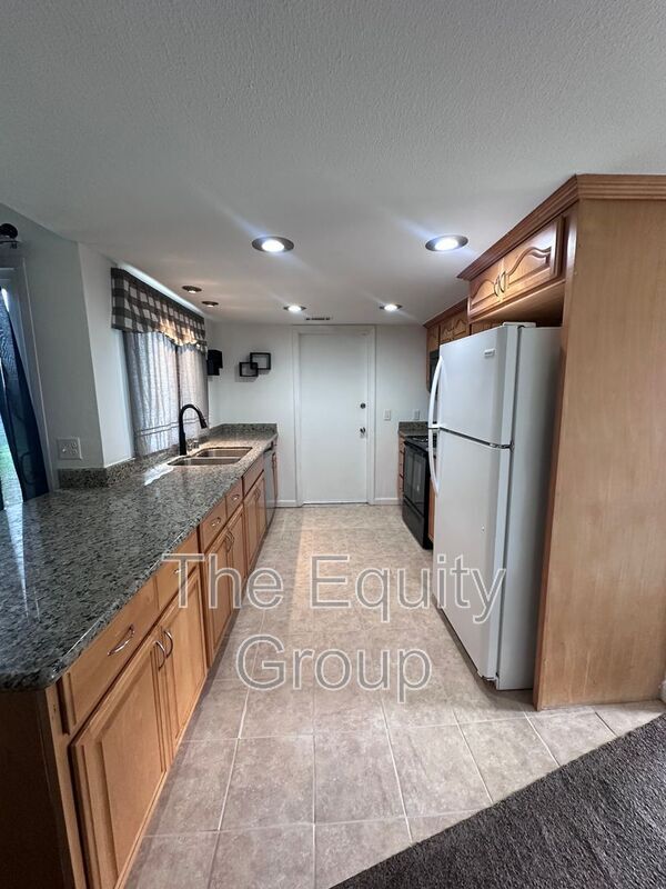 Building Photo - 534 Ash St