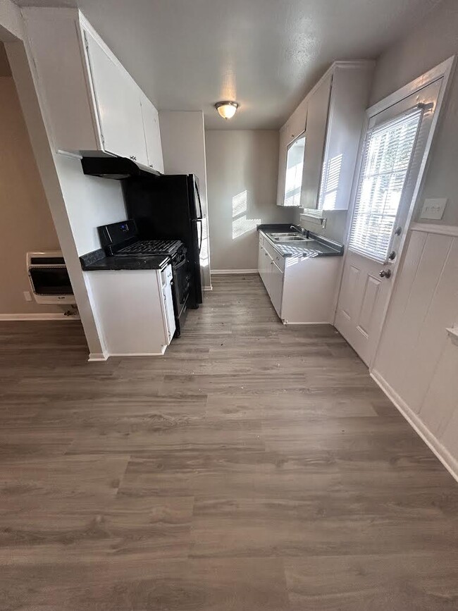 Building Photo - 704 Sunny Ln