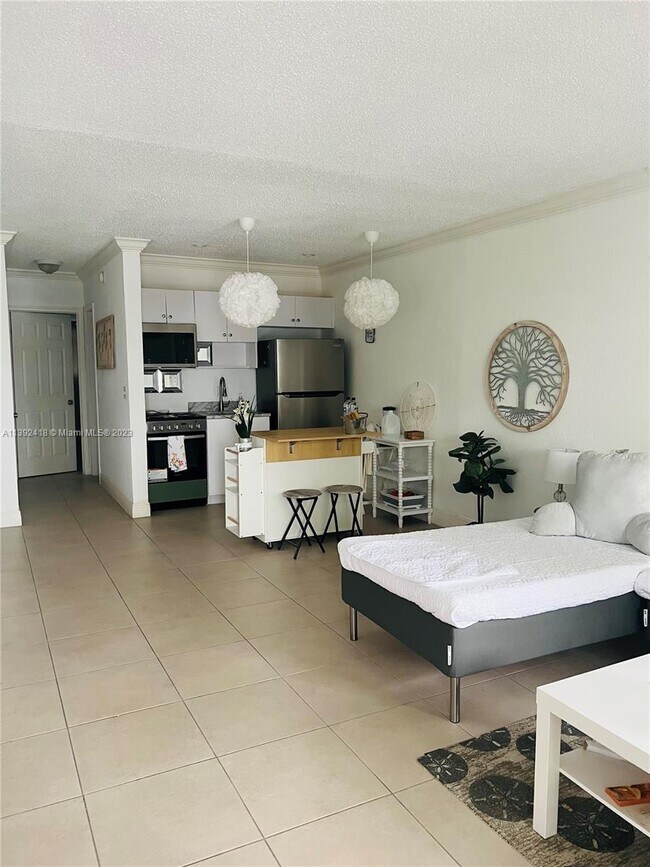 Building Photo - 2100 Diana Dr