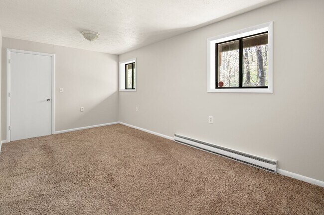 Building Photo - Lovely Home - Beautiful Wooded Setting
