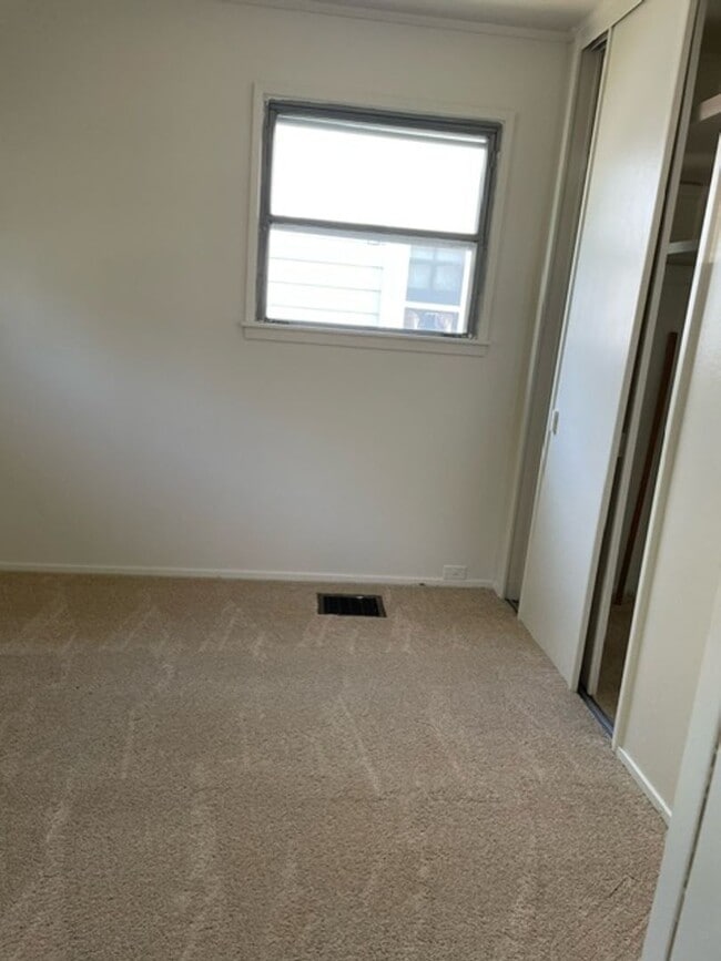 Building Photo - Charming 2-Bedroom Home in Prime Milwaukee...