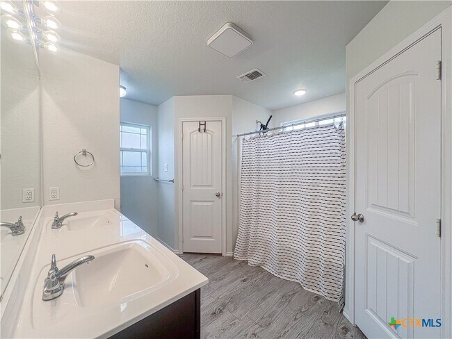 Building Photo - 724 Liberty Valley Dr