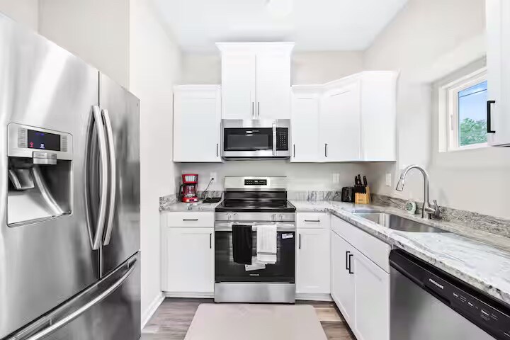 Building Photo - Room in Townhome on Mobley St