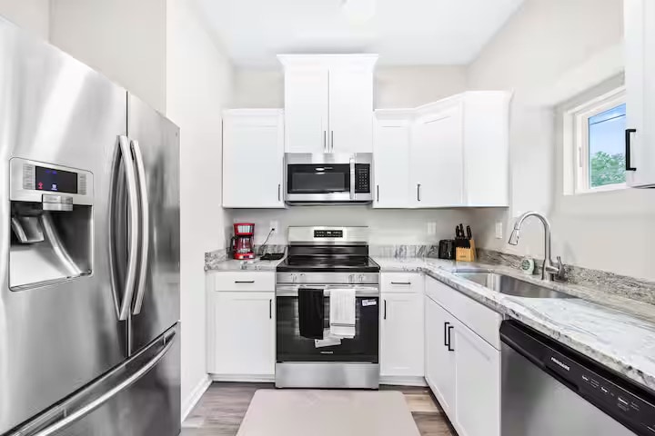 Building Photo - Room in Townhome on Mobley St