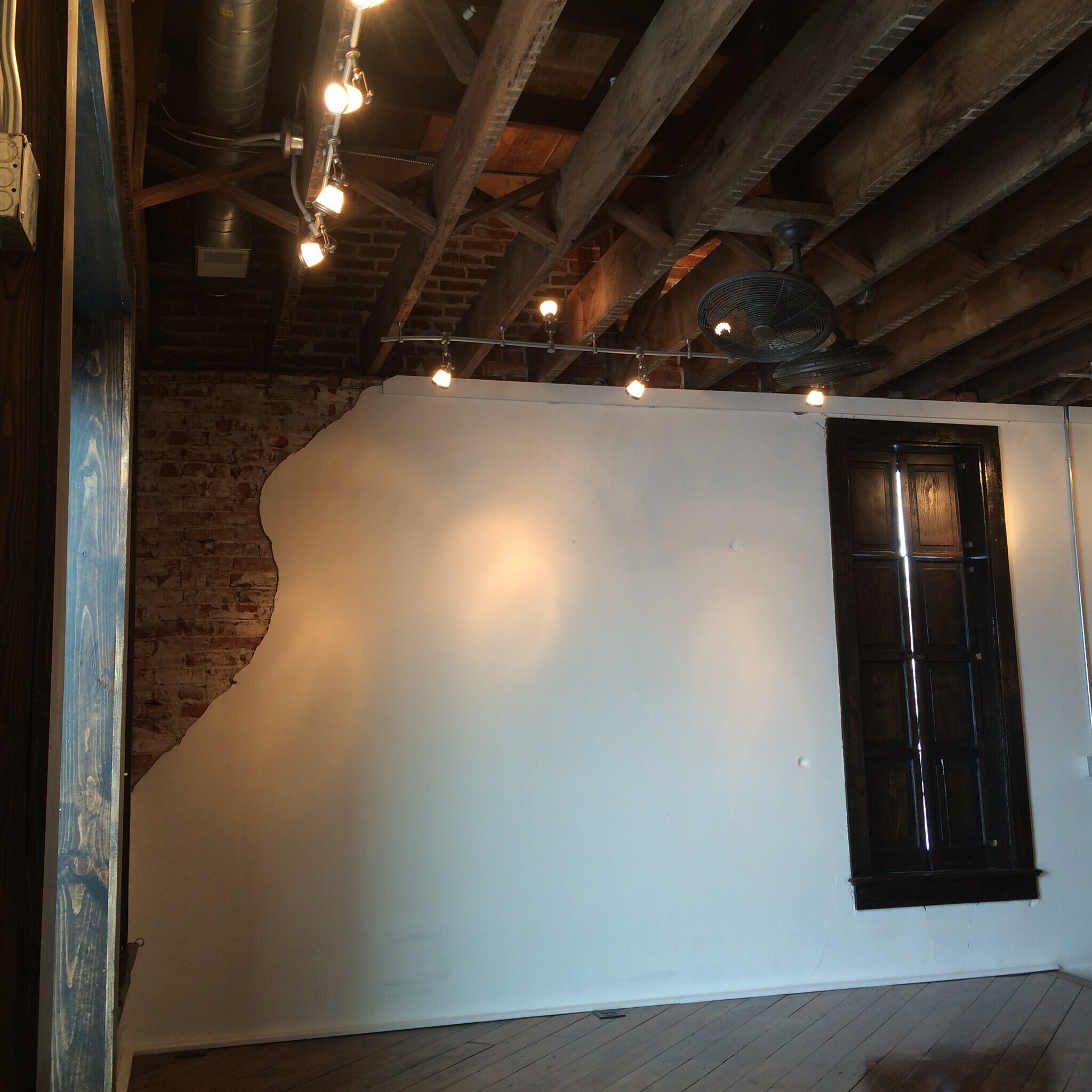 Building Photo - 106 N Main St