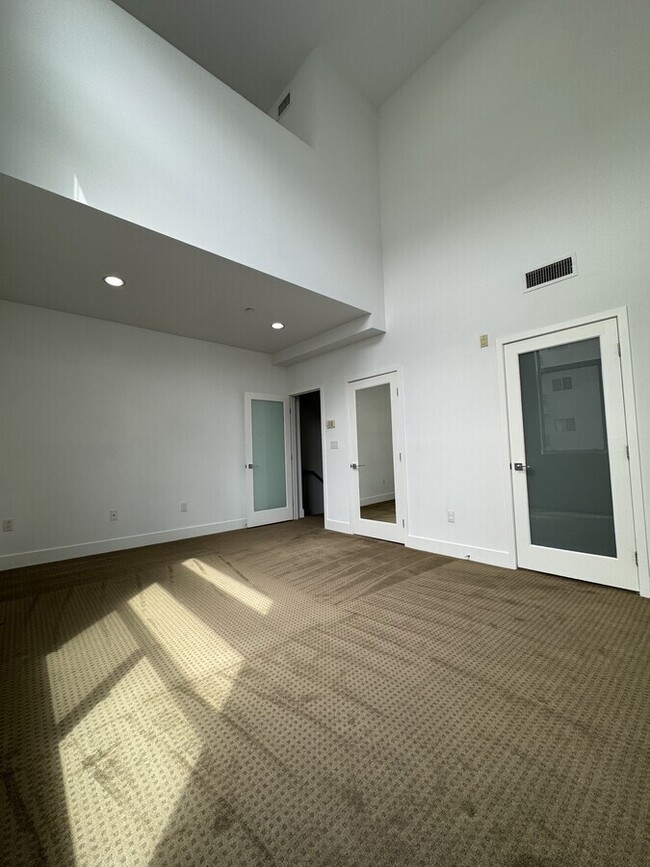 Building Photo - 108 S Croft Ave