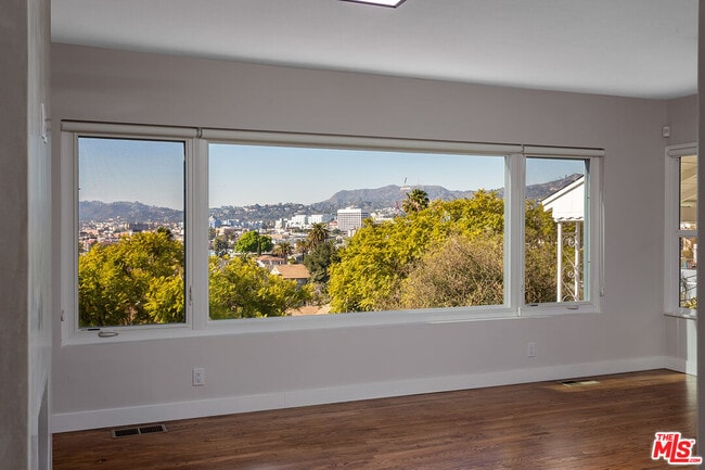 Building Photo - 908 Hyperion Ave