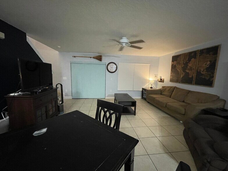 Building Photo - 2452 Hassonite St