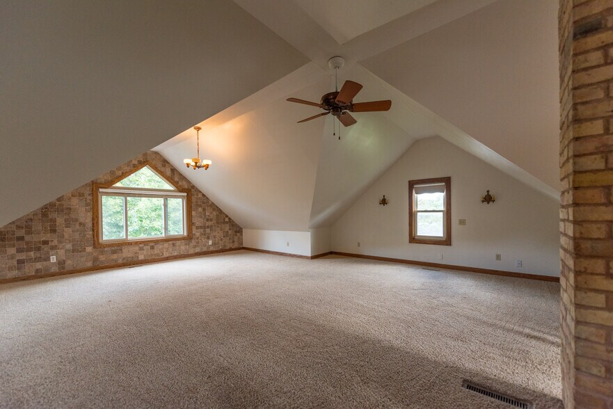 Spacious 3rd floor bedroom - 219 N Humboldt Ave