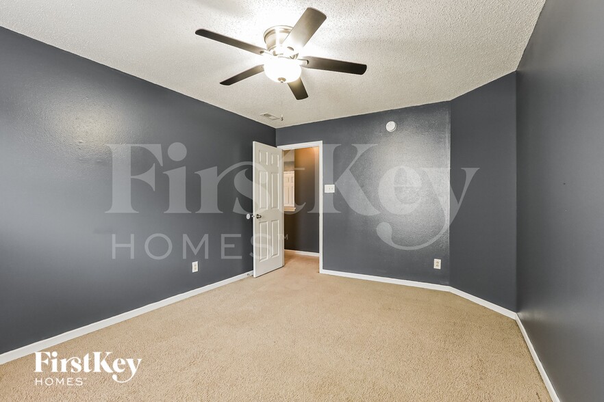 Building Photo - 10735 Cyrus Dr