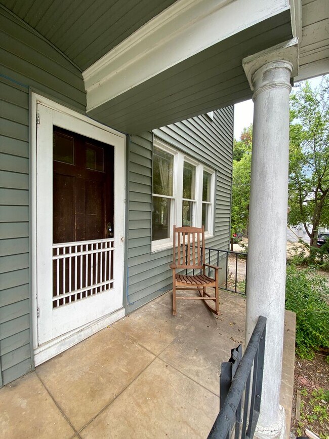 Building Photo - Vintage 1 Bedroom + Study Walking Distant to UT