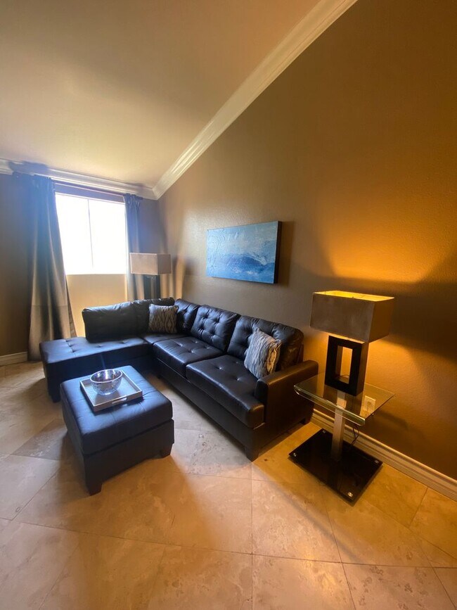 Building Photo - Fully furnished top floor strip view condo at the fabulous Meridian