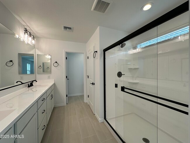 Building Photo - 1223 W Sparrow Dr