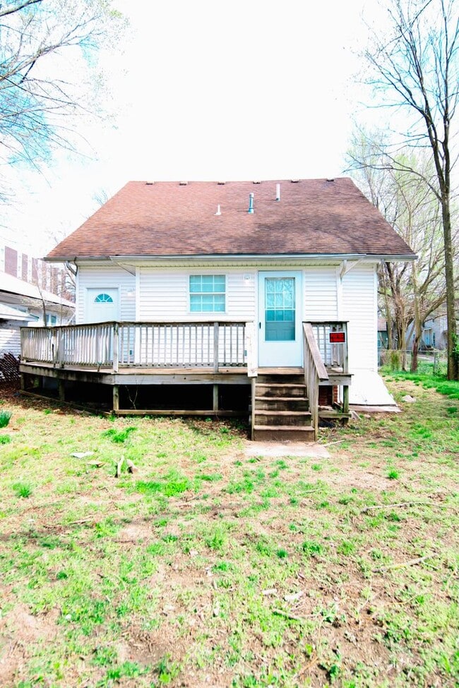 Building Photo - **Spacious 3 bed 2 bath w/ Fenced In Back ...
