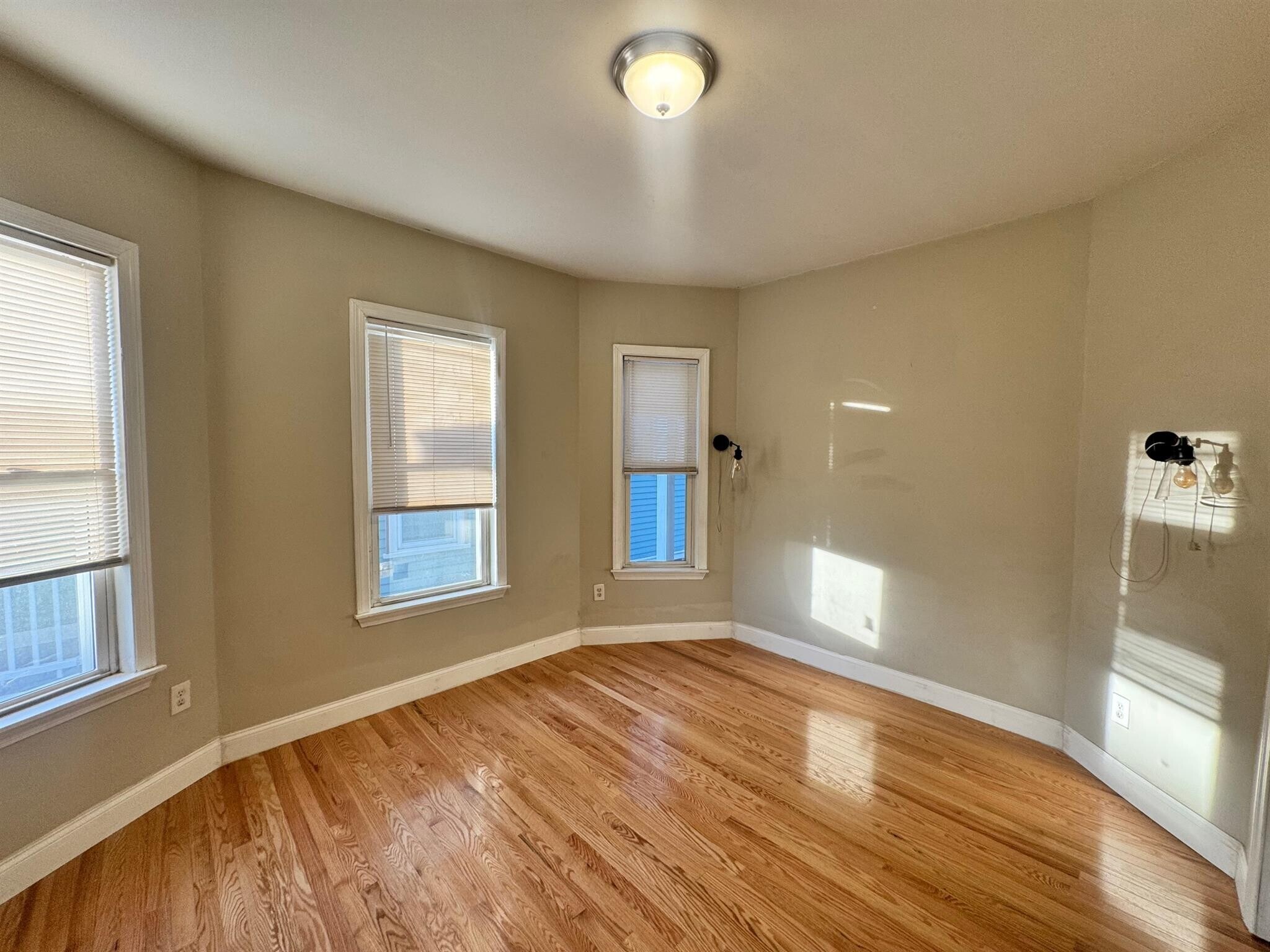 Building Photo - 115 Elm St