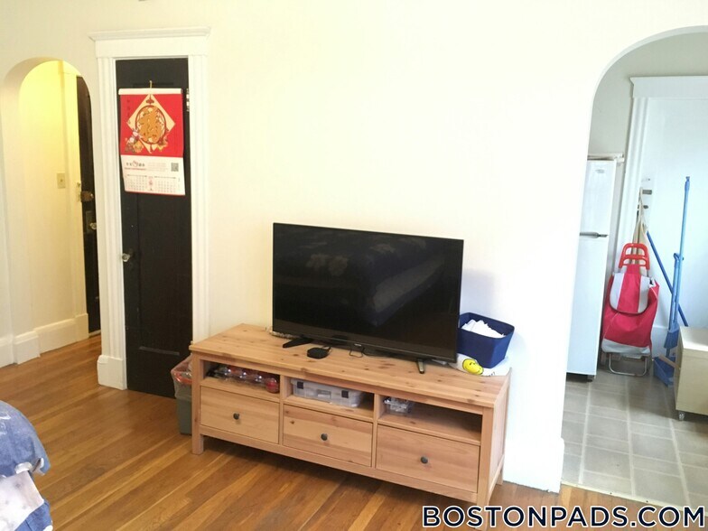 Building Photo - 349 Pleasant St