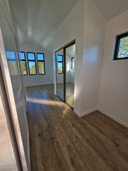 Building Photo - 520 10th St