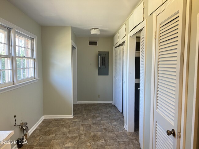 Building Photo - 853 Captain Kell Dr