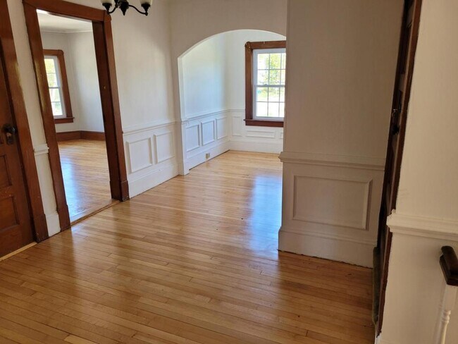 Building Photo - 2060 Elm St