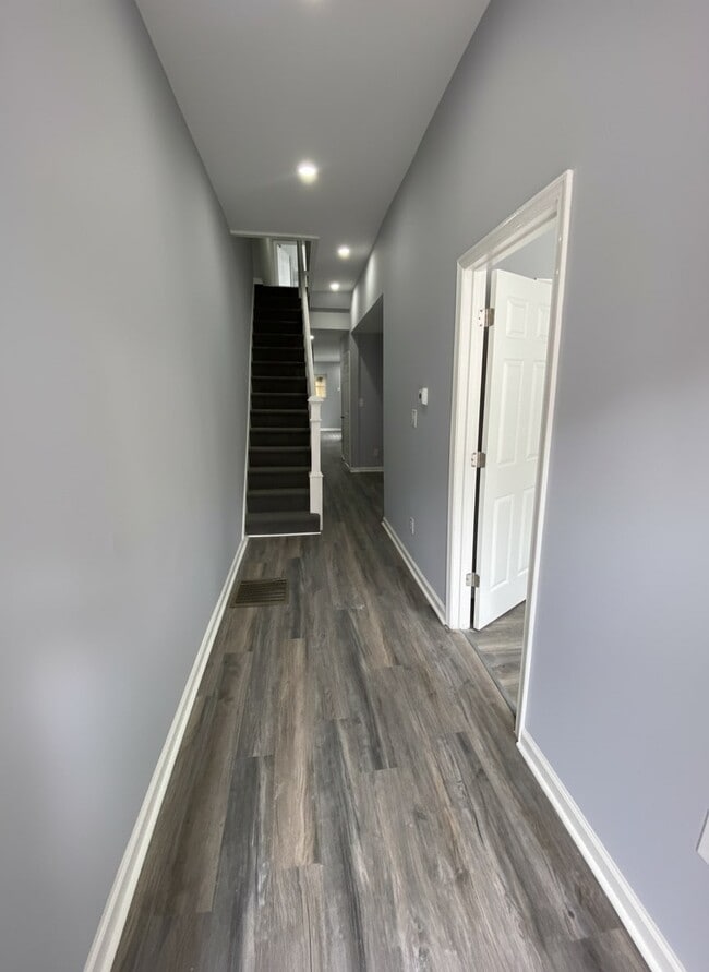 Building Photo - 1911 Fontain St