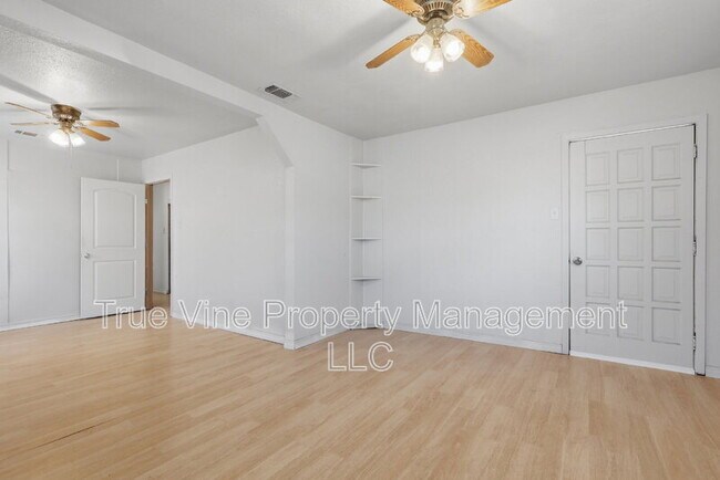 Building Photo - 3827 Devon Ave