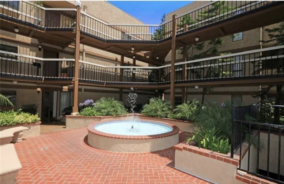 Building Photo - 441 E San Jose Ave