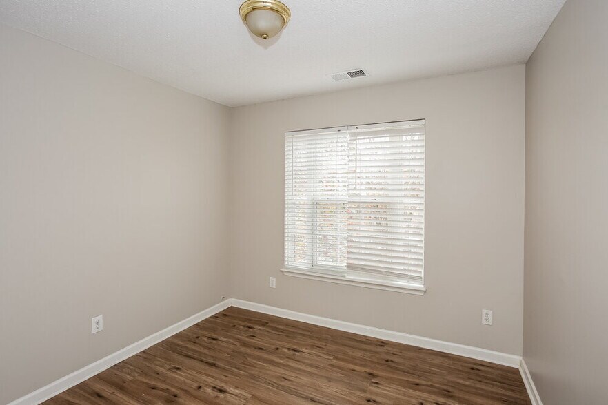 Building Photo - 2112 Highland Park Dr