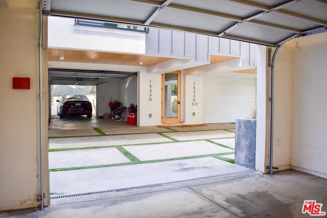 Building Photo - 15328 Weddington St