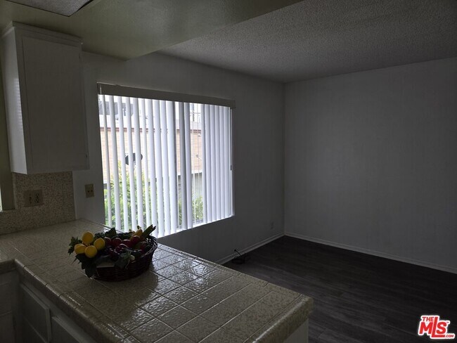 Building Photo - 1233 Tamarind Ave