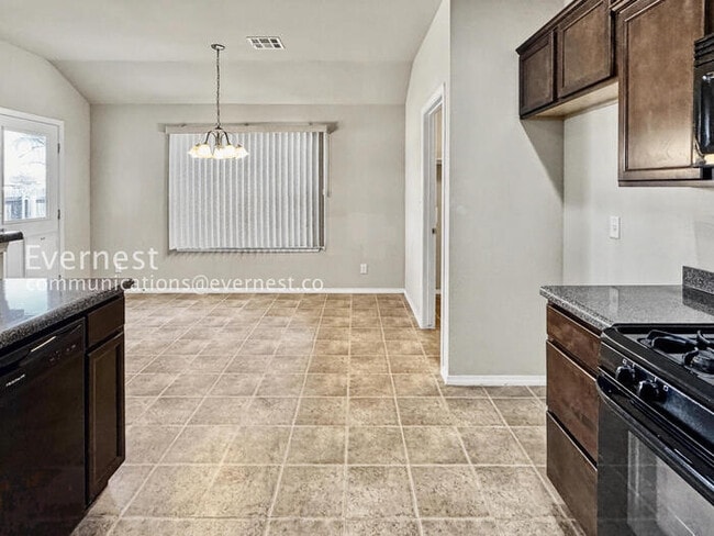 Building Photo - 3 Bed/2 Bath Home with Fenced Yard & Garage / Pet-Friendly / Available Soon!