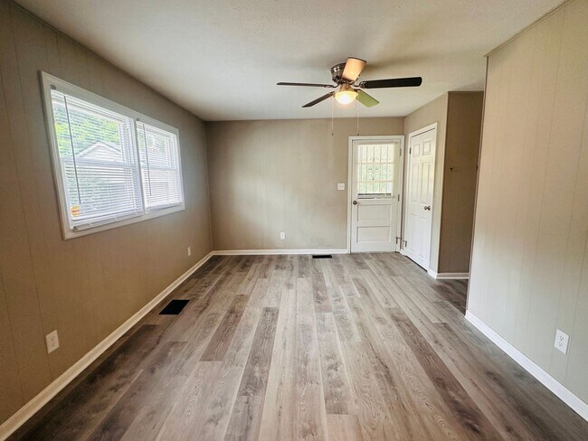 Building Photo - Charming Updated Home with Spacious Backyard in a Prime Louisville Location
