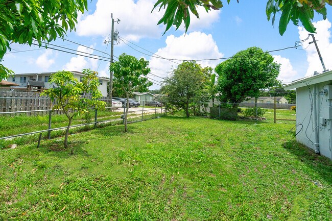 Building Photo - 137 SW 9th Ave