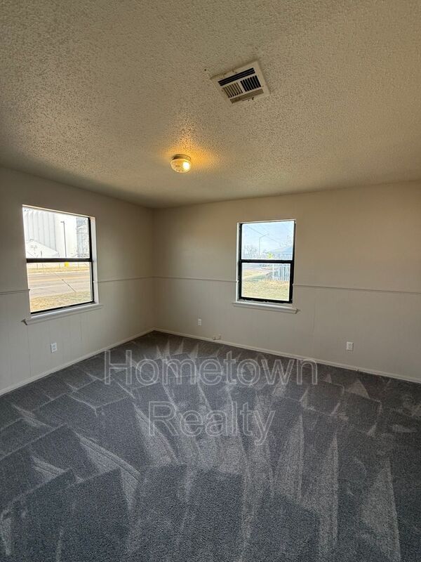 Building Photo - 5 W Farrall St