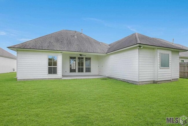 Building Photo - Trendy 4 bedroom, 2 bath home in coveted D...