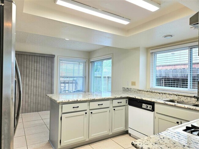 Building Photo - 2210 Brook View Ln