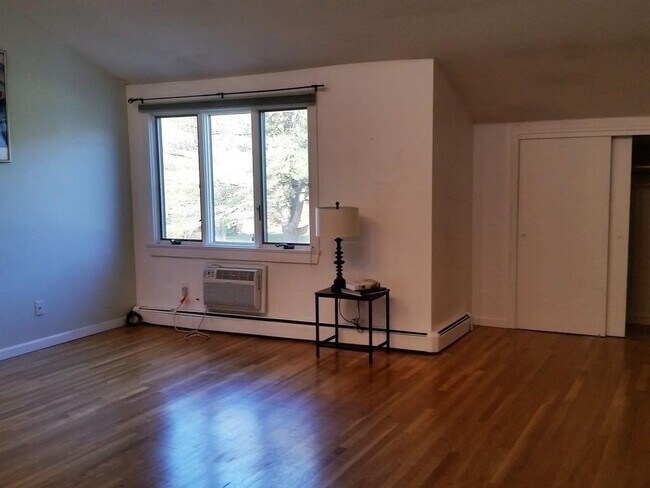 Building Photo - 405 Great Rd