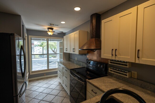 Building Photo - 1473 S Mariners Pointe