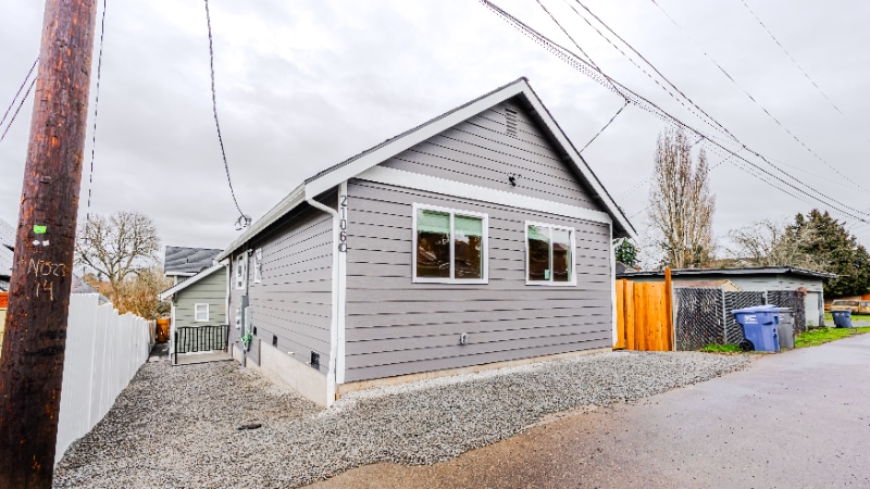 Building Photo - 2106 Oakes Ave