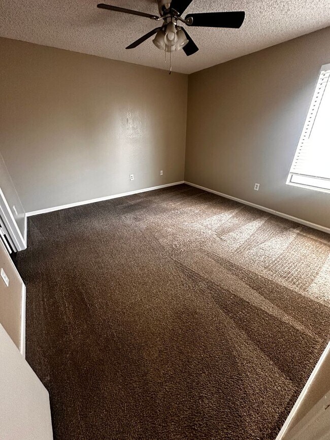 Building Photo - 6004 Hill Dale Ct