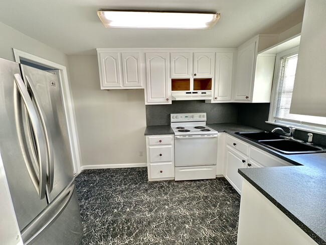 Building Photo - 217 Valley St