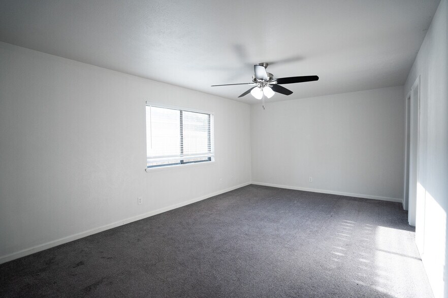 Building Photo - 5097 Roberts Dr