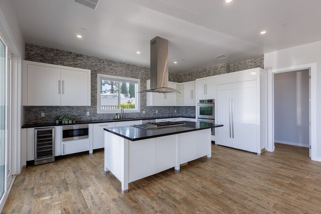 Building Photo - 4 Br 5 Ba with STUNNING VIEWS and Jacuzzi