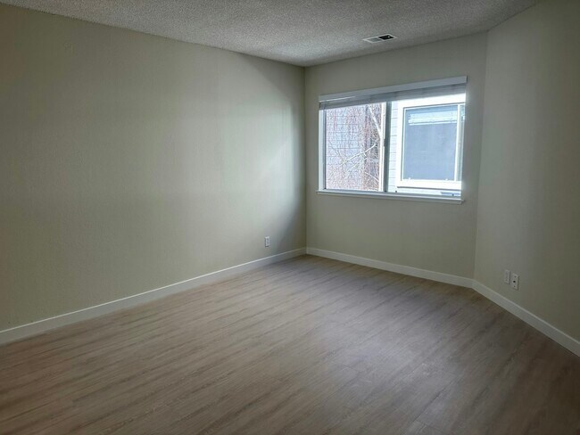 Building Photo - 1891 Lakebird Dr