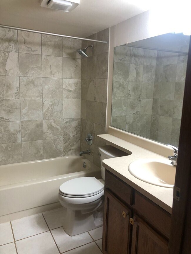 Building Photo - Spacious 2-bedroom Condo-Ground level!
