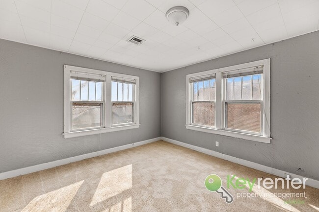 Building Photo - E Lewis St Duplex