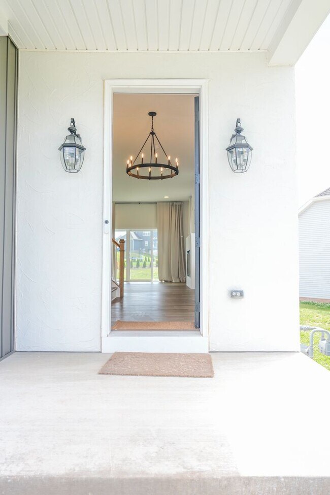 Building Photo - 245 Hollyhock Dr