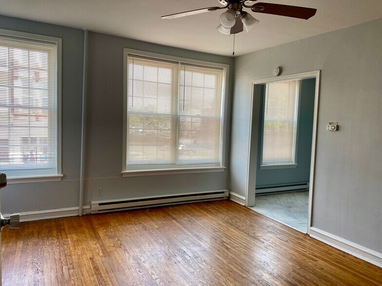 Building Photo - 114 E Main St