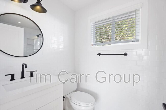 Building Photo - 243 E 20th St